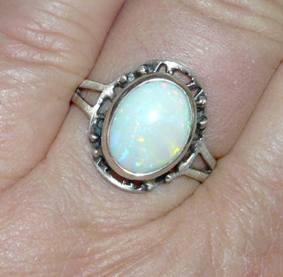 Handarbeit Unikat-Ring mit weiß-grünem australischen Opal, ovaler Cabochon schimmernd in gelb, orange + grün,  925 Silber in den Tiefen geschwärzt / oxidiert, sicher in einer Zargenfassung gehalten, Ringweite 60 - Besondere Unikate nur im Danilogold Onlineshop!