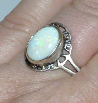 Handarbeit Unikat-Ring mit weiß-grünem australischen Opal, ovaler Cabochon schimmernd in gelb, orange + grün,  925 Silber in den Tiefen geschwärzt / oxidiert, sicher in einer Zargenfassung gehalten, Ringweite 60 - Besondere Unikate nur im Danilogold Onlineshop!