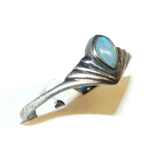 Unikat-Ring mit kleinem australischem Opal in Tropfenform, 925 Silber in den Tiefen geschwärzt / oxidiert, Ringweite 54 - Unikate + Einzelstücke nur im Onlineshop von Goldschmiede Danilo!