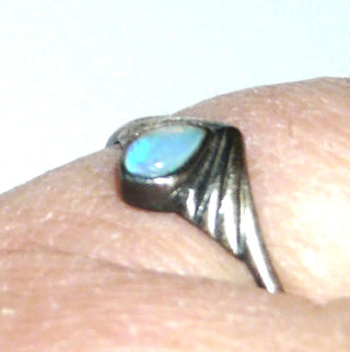 Unikat-Ring mit kleinem australischem Opal in Tropfenform, 925 Silber in den Tiefen geschwärzt / oxidiert, Ringweite 54 - Unikate + Einzelstücke nur im Onlineshop von Goldschmiede Danilo!
