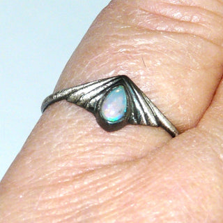 Unikat-Ring mit kleinem australischem Opal in Tropfenform, 925 Silber in den Tiefen geschwärzt / oxidiert, Ringweite 54 - Unikate + Einzelstücke nur im Onlineshop von Goldschmiede Danilo!