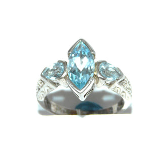 meerblaues Einzelstück, massiver Ring aus 925 Silber mit 3 hellblauen Aquamarin-Repliken, funkelnd facettiert + als Navette / Schiffchen + Tropfen / Birnkernform geschliffen, gemusterte Ringschiene, Ringweite 57
-	Nur erhältlich bei www.danilogold-shop.de