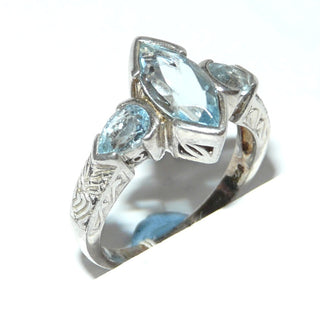 meerblaues Einzelstück, massiver Ring aus 925 Silber mit 3 hellblauen Aquamarin-Repliken, funkelnd facettiert + als Navette / Schiffchen + Tropfen / Birnkernform geschliffen, gemusterte Ringschiene, Ringweite 57
-	Nur erhältlich bei www.danilogold-shop.de