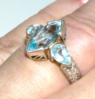 meerblaues Einzelstück, massiver Ring aus 925 Silber mit 3 hellblauen Aquamarin-Repliken, funkelnd facettiert + als Navette / Schiffchen + Tropfen / Birnkernform geschliffen, gemusterte Ringschiene, Ringweite 57
-	Nur erhältlich bei www.danilogold-shop.de