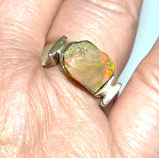 Handarbeit Unikat-Ring mit natürlichem äthiopischen Opal-Kristall schillernd in orange-grün, hochgezogene U-Form-Ringschiene, seidenmatt, 925 Silber, Ringweite ca. 59,5 - handgefertigte Einzelstücke finden Sie nur bei der Goldschmiede Danilo!