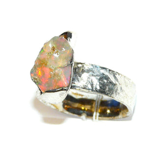 Handarbeit Unikat-Ring mit natürlichem äthiopischen Opal-Kristall, schillernd in rot-grün-blau, 925 Silber, strukturierte Ringoberfläche matt, Ringweite 60 - Unikatschmuck nur erhältlich im Onlineshop von Juwelier & Goldschmiede Danilo 