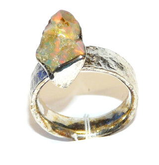 Handarbeit Unikat-Ring mit natürlichem äthiopischen Opal-Kristall, schillernd in rot-grün-blau, 925 Silber, strukturierte Ringoberfläche matt, Ringweite 60 - Unikatschmuck nur erhältlich im Onlineshop von Juwelier & Goldschmiede Danilo 
