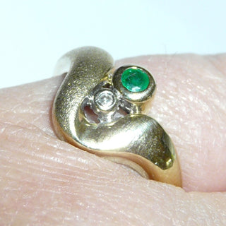 Einzelstück, Smaragd-Ring "gerundetes V" aus 585 Gelbgold mit einem runden facettierten Smaragd + 1 Diamanten von 0,01 Karat, matt + poliert, Ringweite 54,5 -	Nur erhältlich im Onlineshop von Juwelier & Goldschmiede Danilo!