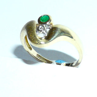 Einzelstück, Smaragd-Ring "gerundetes V" aus 585 Gelbgold mit einem runden facettierten Smaragd + 1 Diamanten von 0,01 Karat, matt + poliert, Ringweite 54,5 -	Nur erhältlich im Onlineshop von Juwelier & Goldschmiede Danilo!