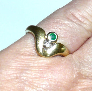 Einzelstück, Smaragd-Ring "gerundetes V" aus 585 Gelbgold mit einem runden facettierten Smaragd + 1 Diamanten von 0,01 Karat, matt + poliert, Ringweite 54,5 -	Nur erhältlich im Onlineshop von Juwelier & Goldschmiede Danilo!