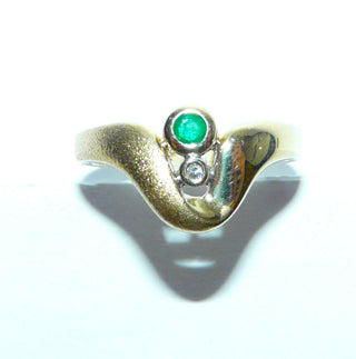 Einzelstück, Smaragd-Ring "gerundetes V" aus 585 Gelbgold mit einem runden facettierten Smaragd + 1 Diamanten von 0,01 Karat, matt + poliert, Ringweite 54,5 -	Nur erhältlich im Onlineshop von Juwelier & Goldschmiede Danilo!