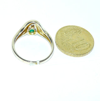 Einzelstück, Smaragd-Ring "gerundetes V" aus 585 Gelbgold mit einem runden facettierten Smaragd + 1 Diamanten von 0,01 Karat, matt + poliert, Ringweite 54,5 -	Nur erhältlich im Onlineshop von Juwelier & Goldschmiede Danilo!