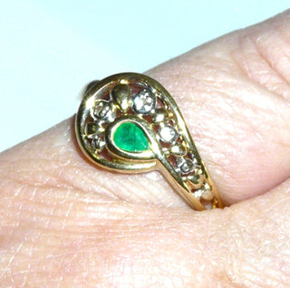 Einzelstück, leicht wirkender Smaragd-Ring aus 585 Gelbgold mit einem tropfenförmigen, funkelnd facettierten Smaragd in schöner Farbe + 2 Diamanten, asymmetrisch zur Hälfte umrundet von kleinen Blättchen und einem abgerundeten Bogen, Ringweite 55,5 -	Nur erhältlich bei www.danilogold-shop.de