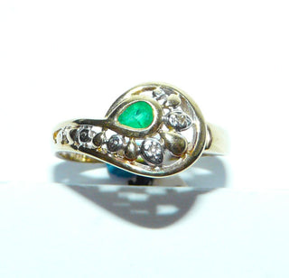 Einzelstück, leicht wirkender Smaragd-Ring aus 585 Gelbgold mit einem tropfenförmigen, funkelnd facettierten Smaragd in schöner Farbe + 2 Diamanten, asymmetrisch zur Hälfte umrundet von kleinen Blättchen und einem abgerundeten Bogen, Ringweite 55,5 -	Nur erhältlich bei www.danilogold-shop.de