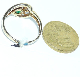 Einzelstück, leicht wirkender Smaragd-Ring aus 585 Gelbgold mit einem tropfenförmigen, funkelnd facettierten Smaragd in schöner Farbe + 2 Diamanten, asymmetrisch zur Hälfte umrundet von kleinen Blättchen und einem abgerundeten Bogen, Ringweite 55,5 -	Nur erhältlich bei www.danilogold-shop.de