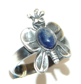 dunkelblaues Einzelstück, Sodalithring aus 925 Silber, stilisierter Schmetterling mit ovalem dunkelblauen Sodalith-Cabochon als Körper, matt + poliert, in den Tiefen geschwärzt, Ringweite 56,5 - Goldschmiede Danilo