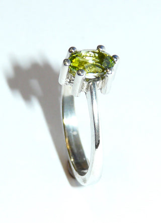 Einzelstück, Solitär-Ring aus 925 Silber mit einem strahlenden ovalen facettierten Olivin oder auch Peridot genannt gehalten in einem 6-Krapper-Chaton, auch schön als Antragsring, Ringweite 53 -	Unikatschmuck nur erhältlich im Onlineshop von Juwelier & Goldschmiede Danilo! 