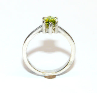 klassisches Einzelstück, Solitär-Ring aus 925 Silber mit einem strahlenden, ovalen, funkelnd facettierten Olivin, oder auch Peridot genannt, gehalten in einem 6-Krapper-Chaton, auch schön als Antragsring, Ringweite 53 - 	Unikatschmuck nur erhältlich im Onlineshop von Juwelier & Goldschmiede Danilo! 