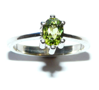 klassisches Einzelstück, Solitär-Ring aus 925 Silber mit einem strahlenden, ovalen, funkelnd facettierten Olivin, oder auch Peridot genannt, gehalten in einem 6-Krapper-Chaton, auch schön als Antragsring, Ringweite 53 - 	Unikatschmuck nur erhältlich im Onlineshop von Juwelier & Goldschmiede Danilo! 