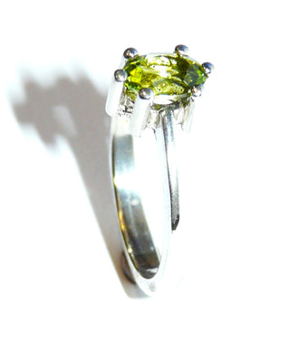 klassisches Einzelstück, Solitär-Ring aus 925 Silber mit einem strahlenden, ovalen, funkelnd facettierten Olivin, oder auch Peridot genannt, gehalten in einem 6-Krapper-Chaton, auch schön als Antragsring, Ringweite 53 - 	Unikatschmuck nur erhältlich im Onlineshop von Juwelier & Goldschmiede Danilo! 