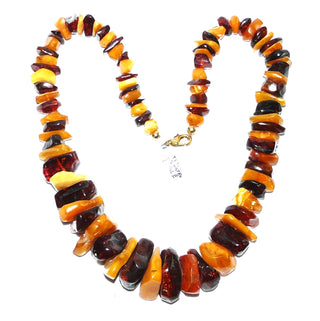 Einzelstück, opulente Statement-Bernstein-Kette, handgefertigt, mehrfarbig aus polierten großen flachen Nuggets, im Verlauf ungeknotet aufgereiht, honiggelb / Butterscotch /  Cognac-braun, Karabiner-Verschluß aus Gold-Doublé, Gesamtlänge 67 cm -	Unikatschmuck nur erhältlich im Onlineshop von Juwelier & Goldschmiede Danilo! 