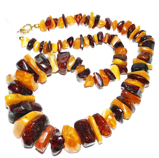 Einzelstück, opulente Statement-Bernstein-Kette, handgefertigt, mehrfarbig aus polierten großen flachen Nuggets, im Verlauf ungeknotet aufgereiht, honiggelb / Butterscotch /  Cognac-braun, Karabiner-Verschluß aus Gold-Doublé, Gesamtlänge 67 cm -	Unikatschmuck nur erhältlich im Onlineshop von Juwelier & Goldschmiede Danilo! 