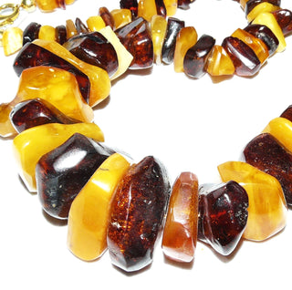 Einzelstück, opulente Statement-Bernstein-Kette, handgefertigt, mehrfarbig aus polierten großen flachen Nuggets, im Verlauf ungeknotet aufgereiht, honiggelb / Butterscotch /  Cognac-braun, Karabiner-Verschluß aus Gold-Doublé, Gesamtlänge 67 cm -	Unikatschmuck nur erhältlich im Onlineshop von Juwelier & Goldschmiede Danilo! 