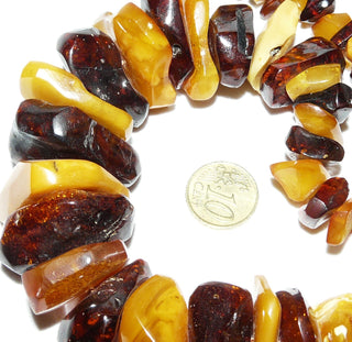 Einzelstück, opulente Statement-Bernstein-Kette, handgefertigt, mehrfarbig aus polierten großen flachen Nuggets, im Verlauf ungeknotet aufgereiht, honiggelb / Butterscotch /  Cognac-braun, Karabiner-Verschluß aus Gold-Doublé, Gesamtlänge 67 cm -	Unikatschmuck nur erhältlich im Onlineshop von Juwelier & Goldschmiede Danilo! 