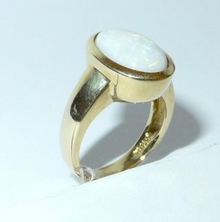 Einzelstück, Statement-Ring aus massivem 585 Gold mit einem großen, weißen kristallinen, wunderschön blau-grün schillernden, ovalen australischen Opal-Cabochon, sicher eingefaßt in einer breiten Zargenfassung, poliert, Ringweite 57 -	Einzelstücke nur erhältlich bei www.danilogold-shop.de