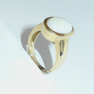 Einzelstück, Statement-Ring aus massivem 585 Gold mit einem großen, weißen kristallinen, wunderschön blau-grün schillernden, ovalen australischen Opal-Cabochon, sicher eingefaßt in einer breiten Zargenfassung, poliert, Ringweite 57 -	Einzelstücke nur erhältlich bei www.danilogold-shop.de