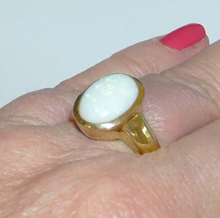 Einzelstück, Statement-Ring aus massivem 585 Gold mit einem großen, weißen kristallinen, wunderschön blau-grün schillernden, ovalen australischen Opal-Cabochon, sicher eingefaßt in einer breiten Zargenfassung, poliert, Ringweite 57 - Einzelstücke nur erhältlich bei www.danilogold-shop.de