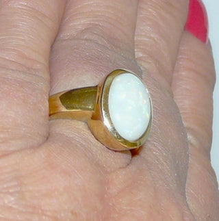 Einzelstück, Statement-Ring aus massivem 585 Gold mit einem großen, weißen kristallinen, wunderschön blau-grün schillernden, ovalen australischen Opal-Cabochon, sicher eingefaßt in einer breiten Zargenfassung, poliert, Ringweite 57 - Einzelstücke nur erhältlich bei www.danilogold-shop.de