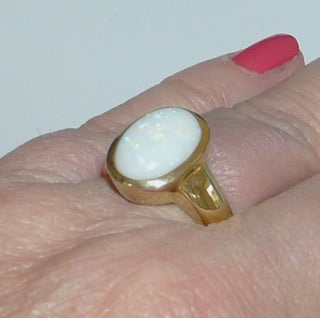 Einzelstück, Statement-Ring aus massivem 585 Gold mit einem großen, weißen kristallinen, wunderschön blau-grün schillernden, ovalen australischen Opal-Cabochon, sicher eingefaßt in einer breiten Zargenfassung, poliert, Ringweite 57 -	Einzelstücke nur erhältlich bei www.danilogold-shop.de