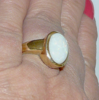 Einzelstück, Statement-Ring aus massivem 585 Gold mit einem großen, weißen kristallinen, wunderschön blau-grün schillernden, ovalen australischen Opal-Cabochon, sicher eingefaßt in einer breiten Zargenfassung, poliert, Ringweite 57 -	Einzelstücke nur erhältlich bei www.danilogold-shop.de