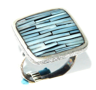Einzelstück, Statement-Ring "Blue Bamboo" aus 925 Silber mit einer quadratischen Platte + abgerundeten Ecken aus hellblauen Perlmutt-Streifen, umrundet von einem Silberrand, mattiert, Ringweite verstellbar ca. 55, dazu paßt Ohr -	Nur erhältlich bei www.danilogold-shop.de