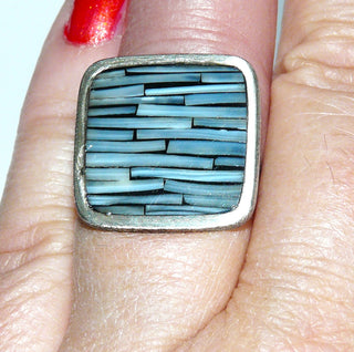 Einzelstück, Statement-Ring "Blue Bamboo" aus 925 Silber mit einer quadratischen Platte + abgerundeten Ecken aus hellblauen Perlmutt-Streifen, umrundet von einem Silberrand, mattiert, Ringweite verstellbar ca. 55, dazu paßt Ohr -	Nur erhältlich bei www.danilogold-shop.de