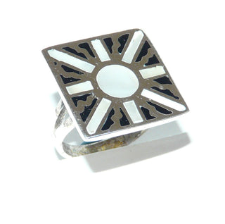 Einzelstück, schwarz-weißer Ring "Quadratstern" aus 925 Silber mit weißem Perlmutt + schwarzem Acryl, glatt eingearbeitete Intarsien in eine quadratische Fläche, Ringweite 60 -	Einzelstücke nur erhältlich bei www.danilogold-shop.de