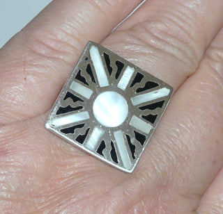 Einzelstück, schwarz-weißer Ring "Quadratstern" aus 925 Silber mit weißem Perlmutt + schwarzem Acryl, glatt eingearbeitete Intarsien in eine quadratische Fläche, Ringweite 60 -	Einzelstücke nur erhältlich bei www.danilogold-shop.de