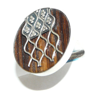Einzelstück, Statement-Ring "Regen auf Holz" aus 925 Silber, große runde, dunkelbraune Rosenholz-Scheibe mit schöner Maserung, gehalten von einem silbernen Wellen-Dekor, innen abgerundet, Ringweite verstellbar ca. 60, paßt zu Ohr 0110 -	Unikatschmuck nur erhältlich im Onlineshop von Juwelier & Goldschmiede Danilo! 