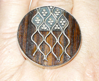 Einzelstück, Statement-Ring "Regen auf Holz" aus 925 Silber, große runde, dunkelbraune Rosenholz-Scheibe mit schöner Maserung, gehalten von einem silbernen Wellen-Dekor, innen abgerundet, Ringweite verstellbar ca. 60, paßt zu Ohr 0110 -	Unikatschmuck nur erhältlich im Onlineshop von Juwelier & Goldschmiede Danilo! 