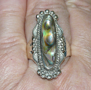 Einzelstück, Statement-Ring "Seeopal" aus 925 Silber mit einem langgezogenen Oval aus grün-blau-violett schimmernden Perlmutt der Paua-Muschel, mit Verzierungen aus Kordelrand + Kugeln, Ringweite 61 -	Einzelstücke nur erhältlich bei www.danilogold-shop.de
