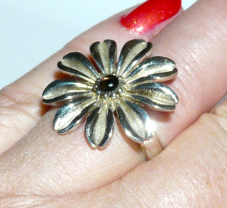 Einzelstück, Blumen-Ring "Sonnenblume" aus 925 Silber mit einem runden braunen Rauchquarz-Cabochon in der Mitte, sicher gehalten durch einen 9-Krapper-Chaton, Ringweite 55,5 -	Einzelstücke nur erhältlich bei www.danilogold-shop.de
