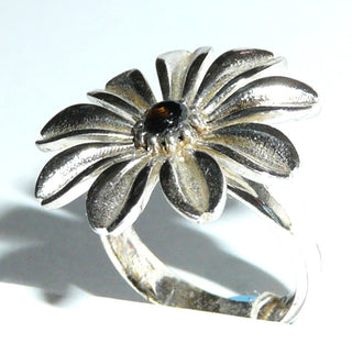 Einzelstück, Blumen-Ring "Sonnenblume" aus 925 Silber mit einem runden braunen Rauchquarz-Cabochon in der Mitte, sicher gehalten durch einen 9-Krapper-Chaton, Ringweite 55,5 -	Einzelstücke nur erhältlich bei www.danilogold-shop.de