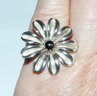 Einzelstück, Blumen-Ring "Sonnenblume" aus 925 Silber mit einem runden braunen Rauchquarz-Cabochon in der Mitte, sicher gehalten durch einen 9-Krapper-Chaton, Ringweite 55,5 -	Einzelstücke nur erhältlich bei www.danilogold-shop.de