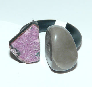 Einzelstück, Ringschiene aus flexibel einstellbarem Kautschuk, mit je einem Kieselstein + einem Rhodonit-Kristall an den Enden, Ringweite flexibel ab Weite 57 -	Unikatschmuck nur erhältlich im Onlineshop von Juwelier & Goldschmiede Danilo! 