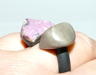 Einzelstück, Ringschiene aus flexibel einstellbarem Kautschuk, mit je einem Kieselstein + einem Rhodonit-Kristall an den Enden, Ringweite flexibel ab Weite 57 -	Unikatschmuck nur erhältlich im Onlineshop von Juwelier & Goldschmiede Danilo! 