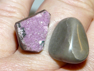 Einzelstück, Ringschiene aus flexibel einstellbarem Kautschuk, mit je einem Kieselstein + einem Rhodonit-Kristall an den Enden, Ringweite flexibel ab Weite 57 -	Unikatschmuck nur erhältlich im Onlineshop von Juwelier & Goldschmiede Danilo! 
