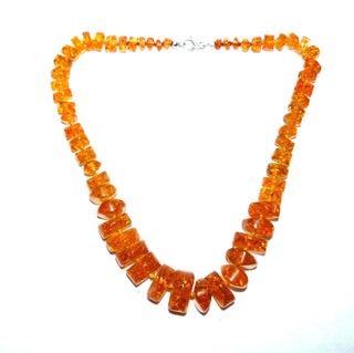 handgefertigtes Einzelstück, Vintage-Bernstein-Kette aus polierten Disc-Scheiben im Verlauf bis auf 26 mm, durchgeknotet, honiggelb, schöne funkelnde Einschlüsse, Karabiner-Verschluß aus 925 Silber, Gesamtlänge 56 cm, um 1970, Top-Zustand -	
 Nur erhältlich im Onlineshop von Juwelier & Goldschmiede Danilo!
