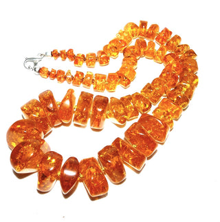 handgefertigtes Einzelstück, Vintage-Bernstein-Kette aus polierten Disc-Scheiben im Verlauf bis auf 26 mm, durchgeknotet, honiggelb, schöne funkelnde Einschlüsse, Karabiner-Verschluß aus 925 Silber, Gesamtlänge 56 cm, um 1970, Top-Zustand -	
 Nur erhältlich im Onlineshop von Juwelier & Goldschmiede Danilo!