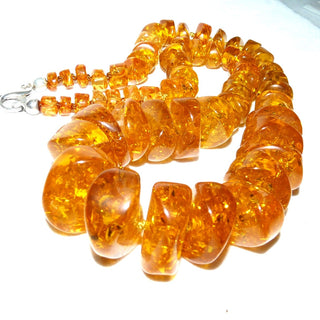 handgefertigtes Einzelstück, Vintage-Bernstein-Kette aus polierten Disc-Scheiben im Verlauf bis auf 26 mm, durchgeknotet, honiggelb, schöne funkelnde Einschlüsse, Karabiner-Verschluß aus 925 Silber, Gesamtlänge 56 cm, um 1970, Top-Zustand -	
 Nur erhältlich im Onlineshop von Juwelier & Goldschmiede Danilo!